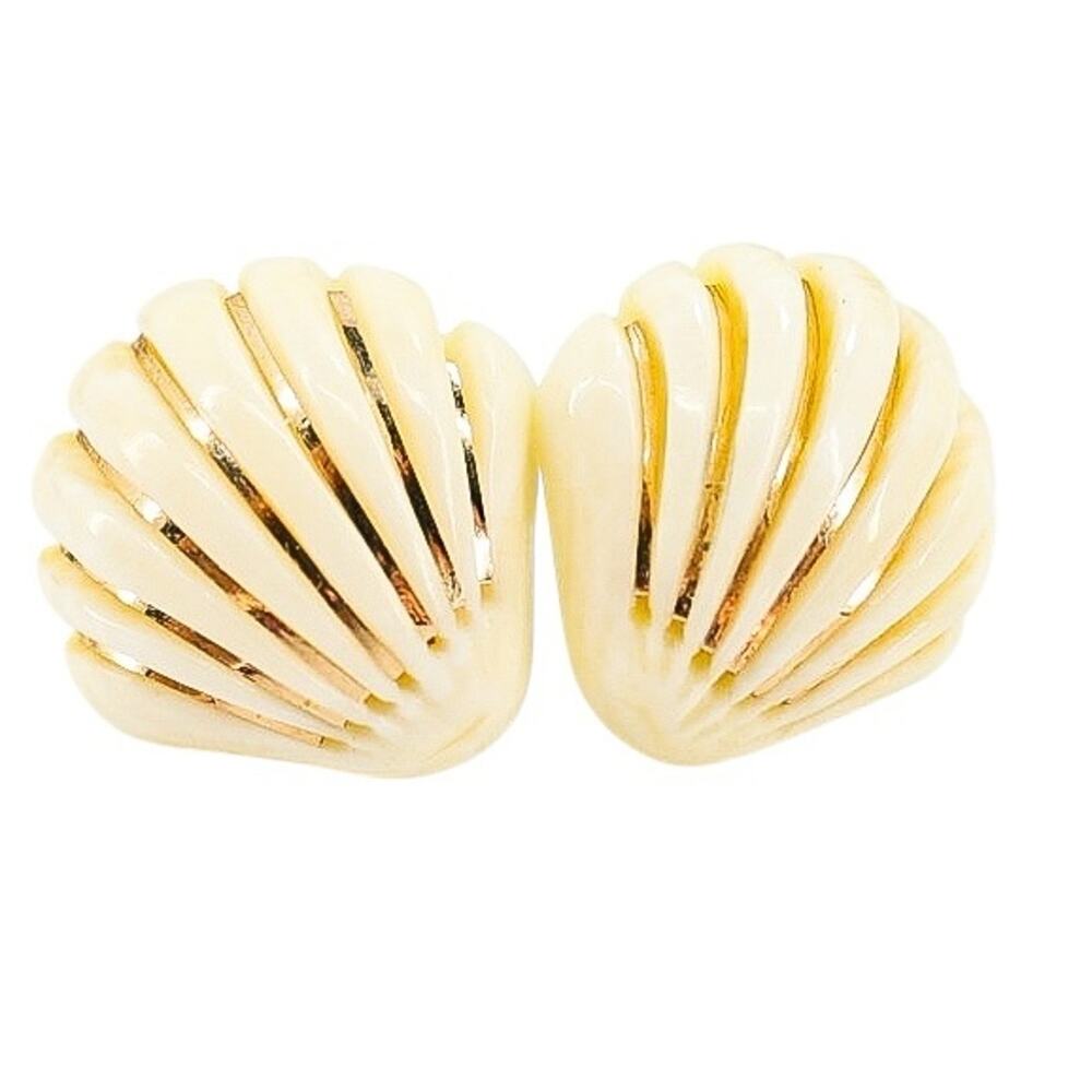 Vintage Carved Cream Earrings W 14k Yellow Gold – Elegant Fan Shell Design Studs